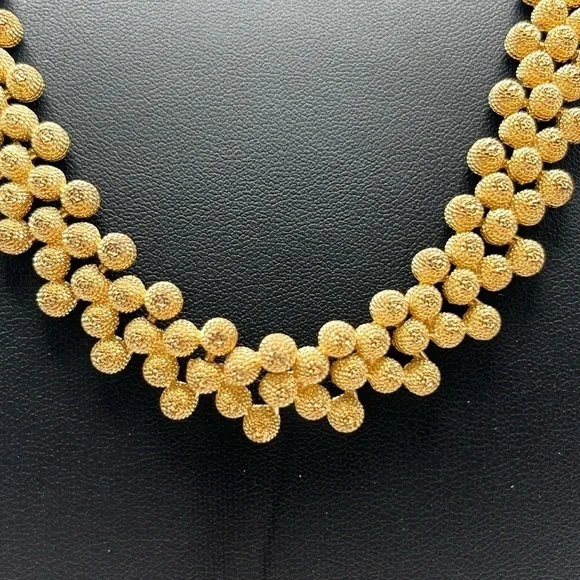 Vintage gold tone nugget necklace and 2 pairs of coordinating clip earrings - Picture 4 of 12